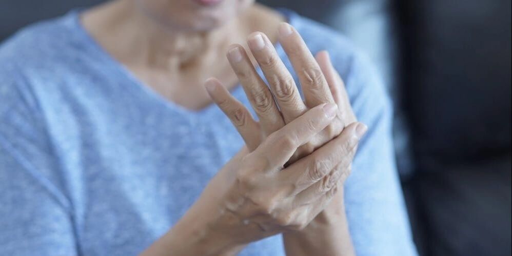 Osteoarthritis manifests itself as muscle spasms, slight swelling and pain in the finger joints.