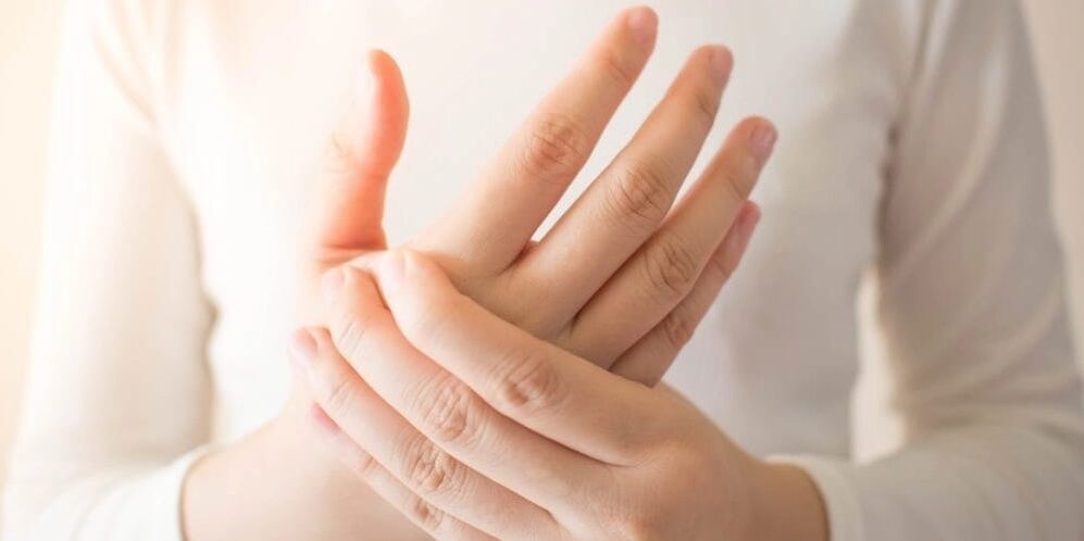 With gout, sharp pain appears in the joints of the fingers, accompanied by bony growths on the phalanges.